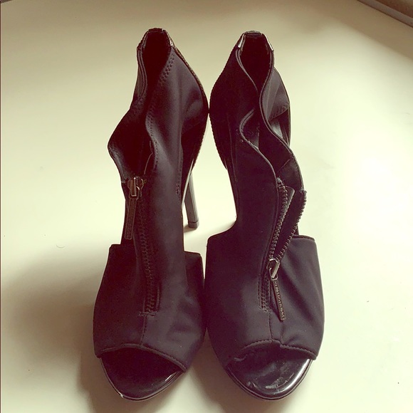 Donald J. Pliner Shoes - DONALD PLINER PARVIZ Black Peep Toe Zipper Pumps